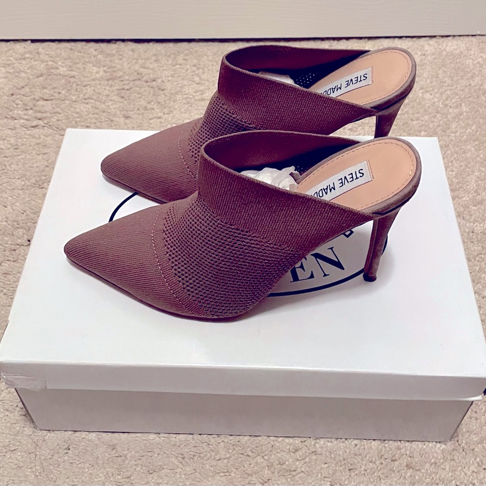 BCBG KNIT SLIP ON POINTY TOE